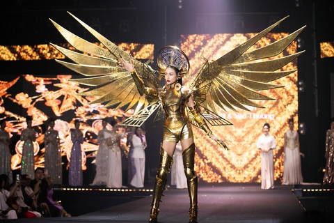 Võ Hoàng Yến xuất hiện kết show diễn với trang phục và bộ nail ấn tượng - Ảnh: KIẾNG CẬN TEAM Võ Hoàng Yến xuất hiện kết show diễn với trang phục và bộ nail ấn tượng - Ảnh: KIẾNG CẬN TEAM