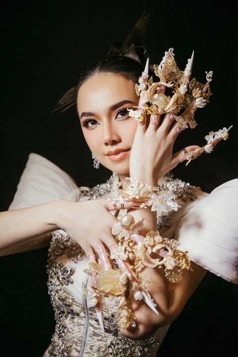 Diễn viên Đinh Ngọc Diệp diễn mở màn bộ sưu tập của Lê Long Dũng - Ảnh: KIẾNG CẬN TEAM Diễn viên Đinh Ngọc Diệp diễn mở màn bộ sưu tập của Lê Long Dũng - Ảnh: KIẾNG CẬN TEAM