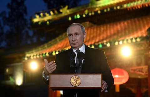 Ông Putin: năng lượng là lĩnh vực then chốt giữa Nga – Trung Quốc - Ảnh 1. Tổng thống Nga Putin phát biểu tại buổi họp báo sau khi dự "Diễn đàn cấp cao hợp tác quốc tế Sáng kiến Vành đai và Con đường" ở Trung Quốc hôm 18-10 - Ảnh: REUTERS