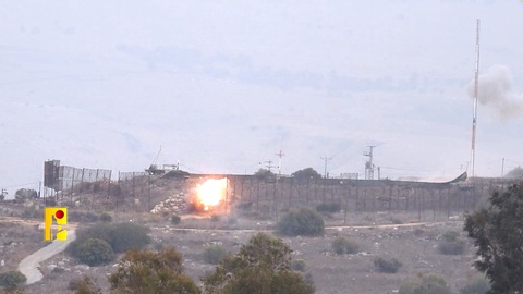 Nhóm Hezbollah tuyên bố bắn tên lửa vào làng của Israel - Ảnh 1. Một vụ nổ được nhìn thấy ở căn cứ quân sự của Israel gần biên giới với Lebanon. Hãng tin Reuters đã thu thập bức ảnh từ một video trên mạng xã hội vào hôm 19-10 - Ảnh: REUTERS