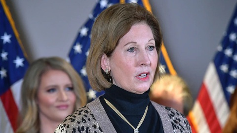 Cựu luật sư Sidney Powell của ông Trump nhận tội can thiệp kết quả bầu cử - Ảnh 1. Bà Sidney Powell, ông Trump và 17 bị cáo khác bị buộc tội can thiệp kết quả bầu cử tổng thống Mỹ năm 2020 ở bang Georgia - Ảnh: CNN