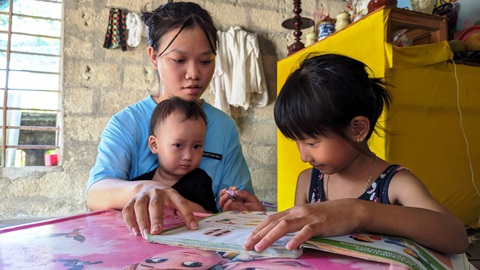 Nghị lực của nhừng cánh cò mồ côi xứ Huế - Ảnh 2. Từ khi mẹ mất, Nguyễn Nữ Kiều Oanh đã phải “vội lớn” để làm cha, làm mẹ nuôi các em - Ảnh: NHẬT LINH