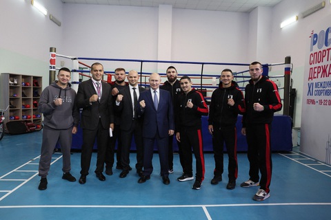 Ông Putin cáo buộc Ủy ban Olympic quốc tế "phân biệt chủng tộc" - Ảnh 1. Ông Putin gặp các vận động viên trong giải đấu quyền anh ở thành phố Perm (Nga) ngày 19-10 - Ảnh: AFP