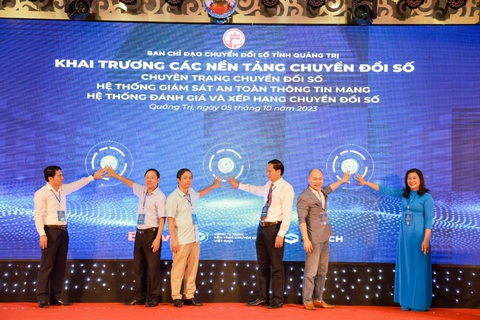 Chuyển biến tích cực từ chuyển đổi số ở Quảng Trị - Ảnh 1. Quảng Trị khai trương các nền tảng chuyển đổi số - Ảnh: NHƯ QUỲNH