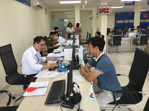 Chuyển biến tích cực từ chuyển đổi số ở Quảng Trị - Ảnh 5. Người dân làm thủ tục tại Trung tâm Phục vụ hành chính công tỉnh Quảng Trị - Ảnh: NHƯ QUỲNH