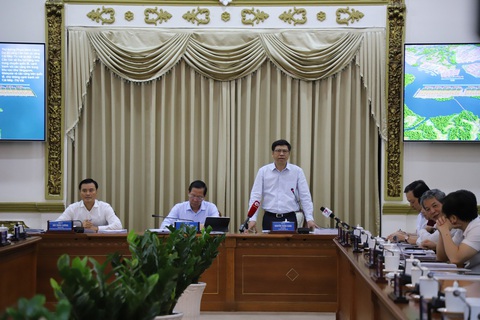 Siêu cảng Cần Giờ: Tính đến lợi ích cao nhất, tác động ít nhất - Ảnh 2. Tại hội nghị, Thứ trưởng Bộ Giao thông vận tải Nguyễn Xuân Sang cho biết Bộ Giao thông vận tải đánh giá cao cách làm của TP.HCM trong việc tổ chức lấy ý kiến rộng rãi trong quá trình hoàn thiện đề án cảng trung chuyển quốc tế Cần Giờ - Ảnh: S.N.