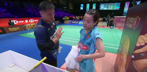 Màn tái ngộ gây tranh cãi của Nguyễn Thùy Linh và HLV Thái Lan - Ảnh 1. HLV đội tuyển cầu lông Thái Lan Pakkawat Vilailak chỉ đạo Nguyễn Thùy Linh thi đấu khi cô không có HLV đi theo - Ảnh: Chụp màn hình