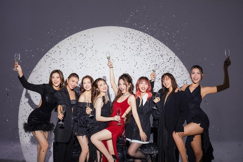 Ảnh trước ngày cưới cực chất của Puka và Gin Tuấn Kiệt - Ảnh 3. Hội chị em nhà gái bung xõa hết mình