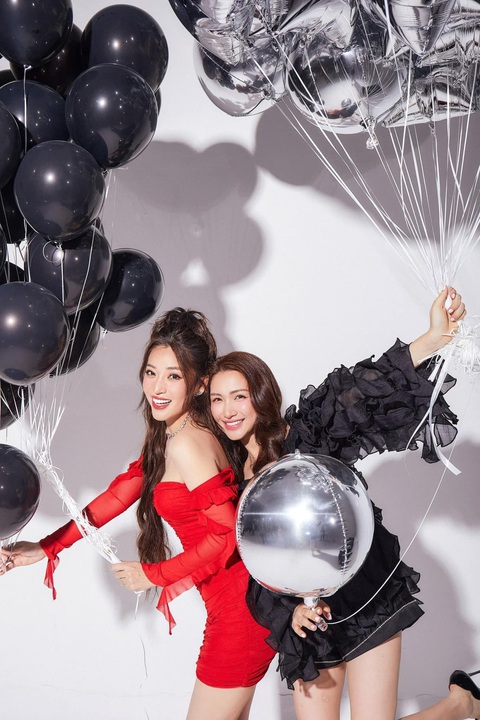 Ảnh trước ngày cưới cực chất của Puka và Gin Tuấn Kiệt - Ảnh 4. Hòa Minzy cũng rạng rỡ đọ sắc bên cô dâu xinh đẹp Puka