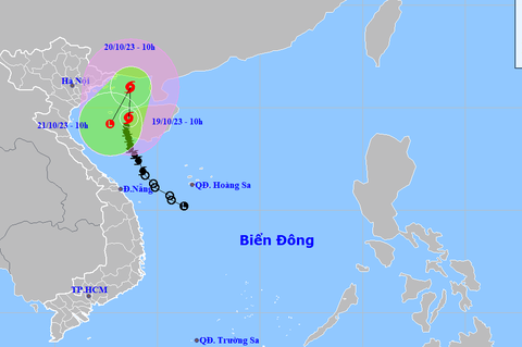 Bão số 5 đi lên phía bắc rồi đổi hướng, ven biển Quảng Ninh - Hải Phòng có gió giật cấp 7-8 - Ảnh 1. Vị trí và hướng di chuyển bão số 5 lúc 13h chiều 19-10 - Ảnh: NCHMF