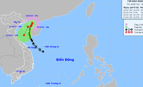 Bão số 5 tăng cấp, mây đối lưu bao quanh phát triển rất nhanh và mạnh - Ảnh 1. Vị trí và hướng di chuyển bão số 5 lúc 19h tối 19-10 - Ảnh: NCHMF