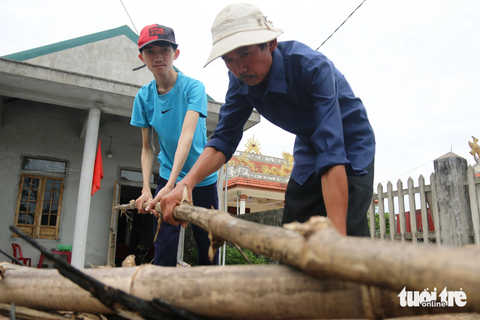 Vượt qua bệnh tật, sinh viên nghèo Huỳnh Văn Sinh đến giảng đường - Ảnh 2. Sinh bị mắc chứng bệnh suy thận bẩm sinh, chỉ nặng hơn 30kg nên không thể làm việc gì quá nặng. Thi thoảng Sinh cùng bố đi nhặt nhạnh những nhánh tre khô kéo về nhà đặng mùa mưa làm củi nấu ăn - Ảnh: NHẬT LINH