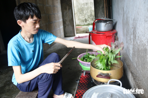 Vượt qua bệnh tật, sinh viên nghèo Huỳnh Văn Sinh đến giảng đường - Ảnh 6. Ở nhà, Sinh cũng là đầu bếp chính. Nguyên do là Sinh bị suy thận nên không ăn được muối - Ảnh: NHẬT LINH