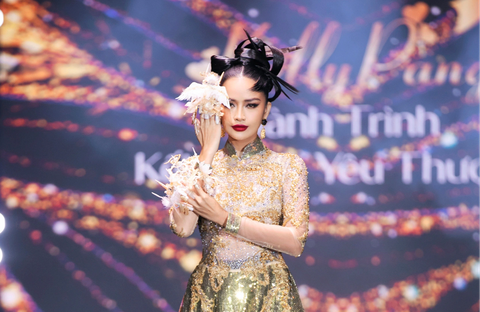 Hoa hậu Ngọc Châu với bộ nail mang tên Hồn nail Việt - Ảnh: KIẾNG CẬN TEAM Hoa hậu Ngọc Châu với bộ nail mang tên Hồn nail Việt - Ảnh: KIẾNG CẬN TEAM