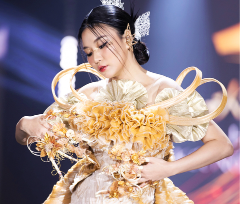 Mỗi bộ móng được các nghệ nhân thực hiện cầu kỳ, mang thông điệp ý nghĩa - Ảnh: KIẾNG CẬN TEAM Mỗi bộ móng được các nghệ nhân thực hiện cầu kỳ, mang thông điệp ý nghĩa - Ảnh: KIẾNG CẬN TEAM