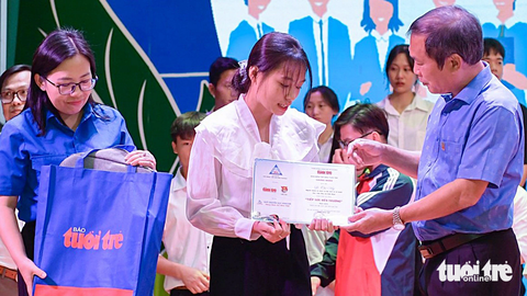 Lời hứa cho mai sau - Ảnh 1. Ông Vũ Duy Hải - chủ tịch hội đồng quản lý Quỹ khuyến học Vinacam - trao học bổng cho tân sinh viên khó khăn khu vực Tây Bắc - Ảnh: NAM TRẦN