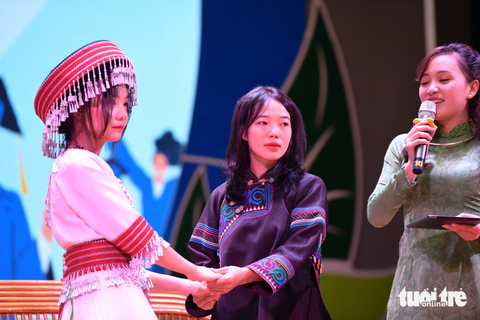 Dua và Phe nắm chặt tay nhau quyết tâm giữ lời hứa nỗ lực hơn nữa để hoàn thành ước mơ - Ảnh: NAM TRẦN Lù Thị Dua và Sào Thó Phe (từ trái qua) nắm chặt tay nhau quyết tâm giữ lời hứa nỗ lực hơn nữa để hoàn thành ước mơ - Ảnh: NAM TRẦN