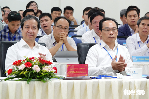 Tháo điểm nghẽn nhân lực chất lượng cao ngành chip bán dẫn - Ảnh 1. Bộ trưởng Bộ Giáo dục và Đào tạo Nguyễn Kim Sơn (trái) chủ trì hội thảo - Ảnh: ĐOÀN NHẠN