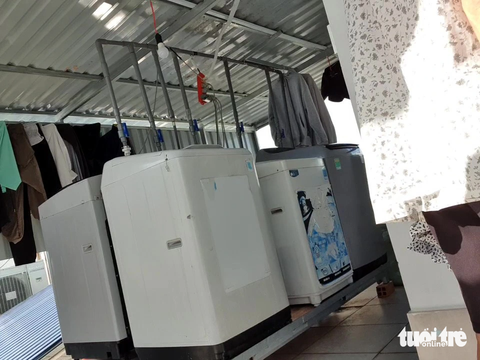 Nơm nớp lo sợ khi ngủ trong 'hộp ngủ' rộng 2m vuông - Ảnh 7. Không gian giặt đồ chung ở sân thượng - Ảnh: MINH HÒA