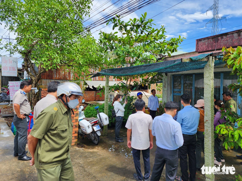 Cưỡng chế giao lại căn nhà cho ‘Đứa em tật nguyền’ - Ảnh 1. Chi cục Thi hành án dân sự huyện Châu Thành đã thành lập đoàn cưỡng chế căn nhà 242 để trao cho anh Phạm Thanh Tùng vào sáng 19-10 - Ảnh: BỬU ĐẤU