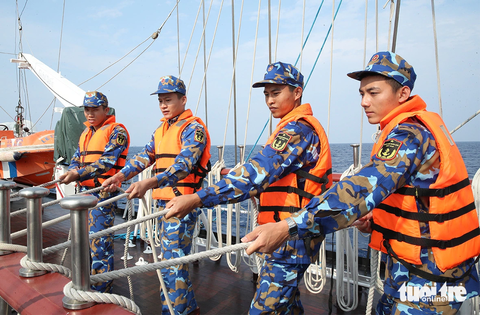 Khám phá kéo buồm trên con tàu mang tên Lê Quý Đôn - Ảnh 6. Học viên tiến hành thao tác nới dây buồm.