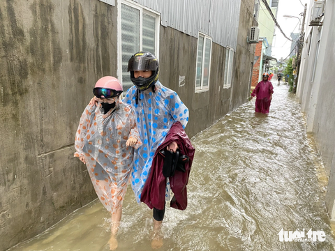 Đà Nẵng đã thiệt hại gì trong đợt mưa lớn vừa qua? - Ảnh 1. Người dân ở Đà Nẵng đi sơ tán tại khu vực xảy ra ngập - Ảnh: TRƯỜNG TRUNG