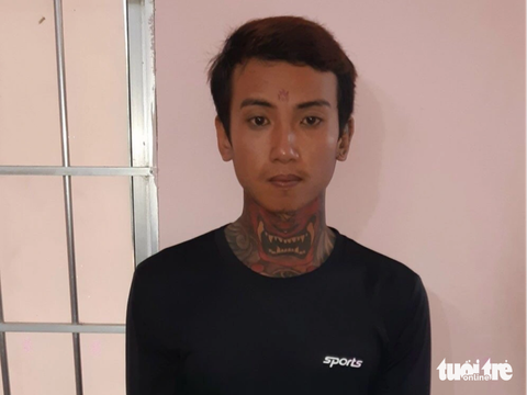 Bắt thanh niên xúc phạm, chửi bới rồi đánh luôn cán bộ dân quân - Ảnh 1. Nguyễn Công Hậu tại cơ quan công an - Ảnh: PHẠM HƠN