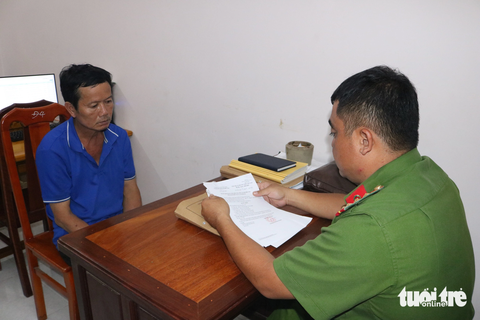 Bắt người đàn ông lừa đảo chuyển nhượng đất để chiếm đoạt tiền - Ảnh 2. Hà Minh Khởi tại cơ quan công an - Ảnh: PHẠM HƠN