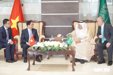 Diễn đàn doanh nghiệp Việt Nam - Saudi Arabia chật kín với sự quan tâm của nước bạn - Ảnh 3. Thủ tướng Phạm Minh Chính trao đổi với ông Hassan Al Hwaiziy - chủ tịch Liên đoàn Phòng Thương mại Saudi Arabia - Ảnh: N.AN
