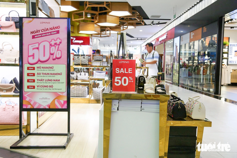 Thời trang, mỹ phẩm, trang sức ‘đua’ khuyến mãi ngày 20-10 - Ảnh 7. Nhiều khách hàng ghé xem nhưng không "chốt đơn"