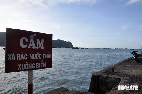 Kinh tế tuần hoàn để Côn Đảo phát triển bền vững - Ảnh 4. Biển báo cấm xả rác, nước thải xuống biển ở cảng Bến Đầm - Côn Đảo - Ảnh: ĐÔNG HÀ