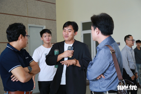 Kỹ sư vi mạch thu nhập 1,5 tỉ mỗi năm, vẫn thiếu nhân lực - Ảnh 1. Sinh viên Trường đại học Bách khoa, Đại học Đà Nẵng gặp gỡ các đại diện doanh nghiệp phần mềm để tìm hiểu về nhu cầu nhân sự ngành vi mạch bán dẫn - Ảnh: ĐOÀN NHẠN