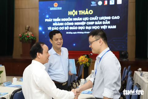 Kỹ sư vi mạch thu nhập 1,5 tỉ mỗi năm, vẫn thiếu nhân lực - Ảnh 2. Kỹ sư Nguyễn Bảo Anh (phải) là điển hình cựu sinh viên Đại học Đà Nẵng cùng các cộng sự làm chủ thiết kế chip tiên tiến nhất thế giới hiện nay - IC Multidie chip 3nm. Hiện anh là giám đốc Kỹ thuật phụ trách phát triển các dự án công nghệ cao, trưởng Văn phòng Synopsys Việt Nam tại Đà Nẵng - Ảnh: Đ.N.