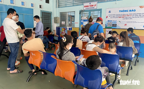 Trẻ chờ cả tháng mới được khám tâm lý, Sở Y tế TP.HCM 'ứng phó' sao? - Ảnh 1. Trẻ và phụ huynh chờ đợi khám tâm lý tại khoa tâm lý Bệnh viện Nhi đồng 1 (TP.HCM) - Ảnh: XUÂN MAI
