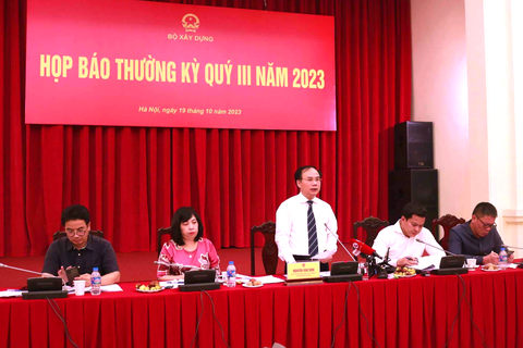 Bộ Xây dựng: Nhu cầu mua, thuê chung cư tăng, tập trung vào căn hộ có giá từ 2-4 tỉ đồng - Ảnh 1. Ông Nguyễn Văn Sinh, thứ trưởng Bộ Xây dựng, phát biểu tại họp báo - Ảnh: T.Đ.H.