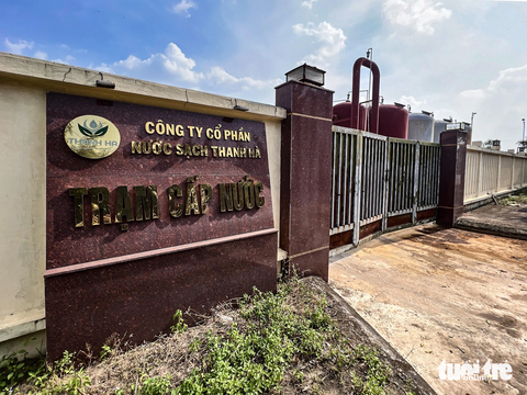 Cận cảnh trạm khai thác nước bị người dân Thanh Hà phản đối, gần kênh mương ô nhiễm và nghĩa trang - Ảnh 1. Những ngày qua, khu vực trạm cấp nước Thanh Hà thường xuyên đóng cửa. Đây là trạm cấp nước cho toàn bộ khu đô thị với 23 tòa chung cư và trên 16.000 cư dân - Ảnh: HỒNG QUANG
