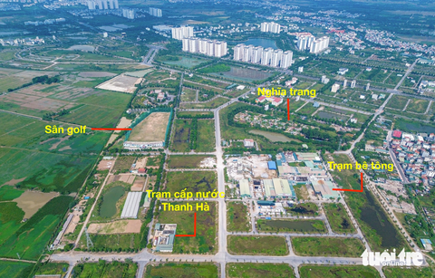 Cận cảnh trạm khai thác nước bị người dân Thanh Hà phản đối, gần kênh mương ô nhiễm và nghĩa trang - Ảnh 3. Theo ghi nhận của Tuổi Trẻ Online, quanh khu vực trạm cấp nước này có một trạm bê tông, một sân golf và nghĩa trang với hàng trăm ngôi mộ - Ảnh: HỒNG QUANG