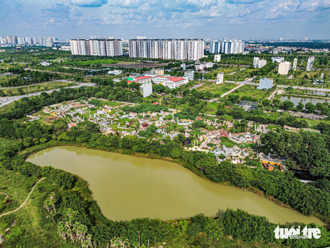 Cận cảnh trạm khai thác nước bị người dân Thanh Hà phản đối, gần kênh mương ô nhiễm và nghĩa trang - Ảnh 6. Khu vực nghĩa trang chỉ cách trạm cấp nước hơn 500m. Cạnh đó là một hồ nước khá rộng - Ảnh: HỒNG QUANG