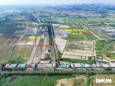 Cận cảnh trạm khai thác nước bị người dân Thanh Hà phản đối, gần kênh mương ô nhiễm và nghĩa trang - Ảnh 7. Ngoài ra, cách khu vực trạm cấp nước Thanh Hà là một kênh nước có dấu hiệu ô nhiễm. Xung quanh là dãy nhà xưởng mái tôn chuyên sản xuất vật liệu xây dựng, nhôm, nhựa, thạch cao... - Ảnh: HỒNG QUANG