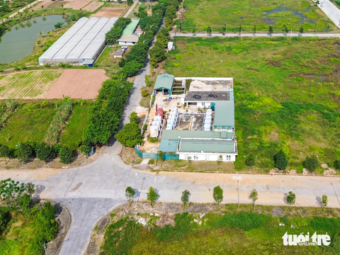 Cận cảnh trạm khai thác nước bị người dân Thanh Hà phản đối, gần kênh mương ô nhiễm và nghĩa trang - Ảnh 9. Những ngày qua, khu đô thị Thanh Hà không có nước sinh hoạt. Tuy nhiên tại cuộc họp với lãnh đạo UBND huyện Thanh Oai chiều 19-10, đại diện khu dân cư Thanh Hà cho biết: "Chúng tôi xách nước 2-3 tháng cũng sẽ kiên quyết không sử dụng nguồn nước ngầm khai thác tại trạm cấp nước Thanh Hà" - Ảnh: HỒNG QUANG