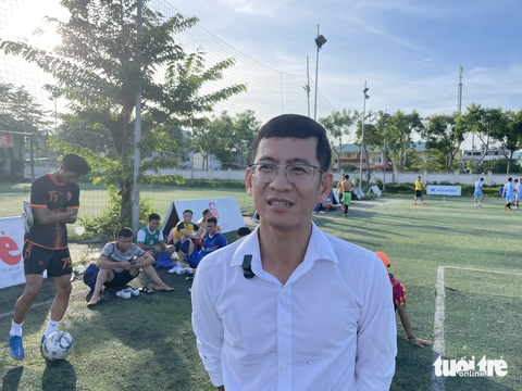 Giải vô địch bóng đá công nhân toàn quốc 2023 khu vực Quảng Nam: Thời tiết mang đến hy vọng - Ảnh 4. HLV trưởng đội Điện lực Quảng Nam trả lời phỏng vấn - Ảnh: ĐỨC KHUÊ