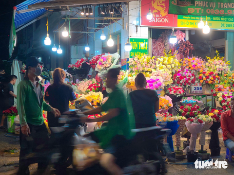 Ảm đạm thị trường hoa tươi 20-10 - Ảnh 3. Một cửa hàng hoa tại chợ Hồ Thị Kỷ lác đác khách mua hàng lúc chập tối 19-10 - Ảnh: NHẬT XUÂN