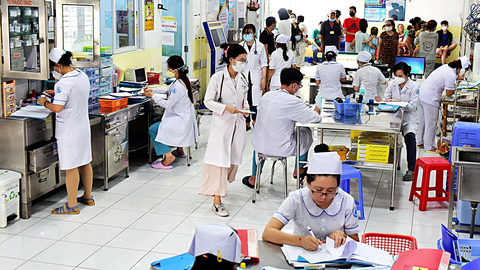 Cải cách tiền lương để giữ chân người tài - Ảnh 1. Người lao động mong chờ mức lương mới tương xứng với đóng góp của họ và đảm bảo mức sống tốt. Trong ảnh: một ca làm việc của y bác sĩ Bệnh viện Nhi đồng 1, TP.HCM - Ảnh: DUYÊN PHAN