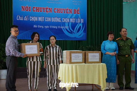 Tác giả Tô Giang (bìa trái) đại diện tặng sách cho trại giam Ngọc Lý - nơi đã đưa sách vào từng phòng giam - Ảnh: T.ĐIỂU Tác giả Tô Giang (bìa trái) đại diện tặng sách cho Trại giam Ngọc Lý - nơi đã đưa sách vào từng phòng giam - Ảnh: T.ĐIỂU