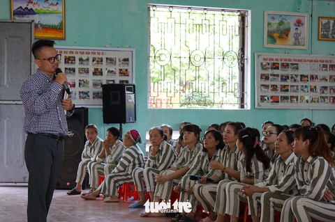 Tác giả Tô Giang chia sẻ với các nữa phạm nhân như một người đồng cảm, đồng cảnh - Ảnh: T.ĐIỂU Tác giả Tô Giang chia sẻ với các nữ phạm nhân như một người đồng cảm, đồng cảnh - Ảnh: T.ĐIỂU
