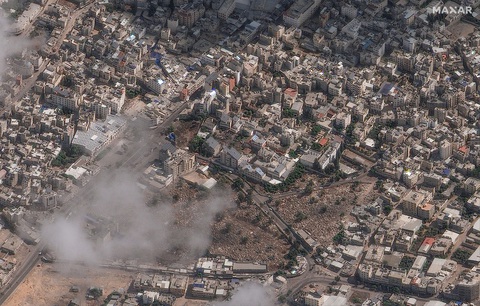 Hamas tuyên bố cung cấp cho thế giới bằng chứng về vụ nổ bệnh viện ở Dải Gaza - Ảnh 1. Ảnh vệ tinh ngày 18-10 cho thấy Bệnh viện Al-Ahli Arabi và khu vực xung quanh ở Gaza, sau vụ nổ tại đây tối 17-10 - Ảnh: REUTERS