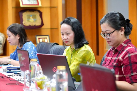 Các chuyên gia của BHXH TP.HCM giải đáp các câu hỏi của bạn đọc - Ảnh: Hữu Hạnh Các chuyên gia của BHXH TP.HCM giải đáp các câu hỏi của bạn đọc - Ảnh: Hữu Hạnh