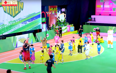Sao VBA gieo tình yêu bóng rổ bằng gameshow - Ảnh 4. Bộ ba ngôi sao Saigon Heat bị bao vây bởi các cầu thủ nhí - Ảnh: VBA