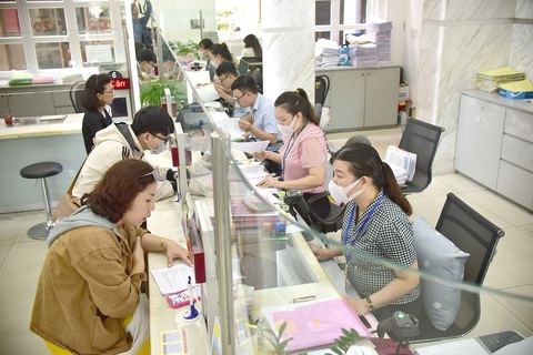 Cán bộ UBND quận 1 (TP.HCM) giải quyết hồ sơ cho người dân - Ảnh: T.T.D. Cán bộ UBND quận 1 (TP.HCM) giải quyết hồ sơ cho người dân - Ảnh: T.T.D.
