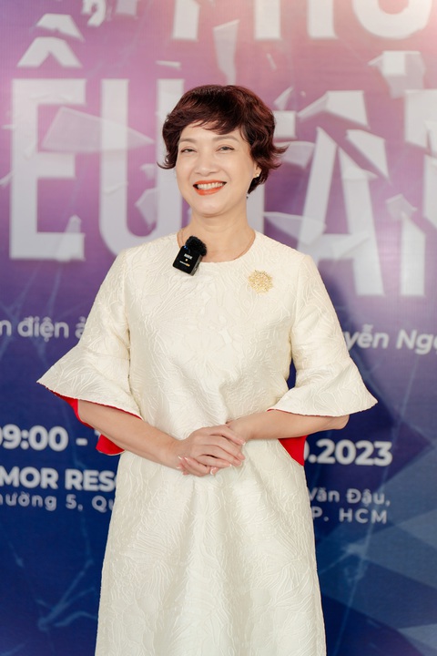 NSND Lê Khanh cũng bày tỏ xúc động và trân trọng trước ước mơ và khao khát của các bạn trẻ đối với nghệ thuật. Chị mong đây sẽ là một tác phẩm thú vị, gây nhiều sự tò mò, chờ đợi và mang đến những bài học ý nghĩa cho người xem. NSND Lê Khanh chia sẻ chị khá háo hức khi được nhìn những gương mặt trẻ và trân trọng sự nỗ lực của họ